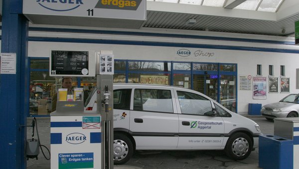 Ein Erdgasfahrzeug tankt an der Erdgastankstelle Jaeger