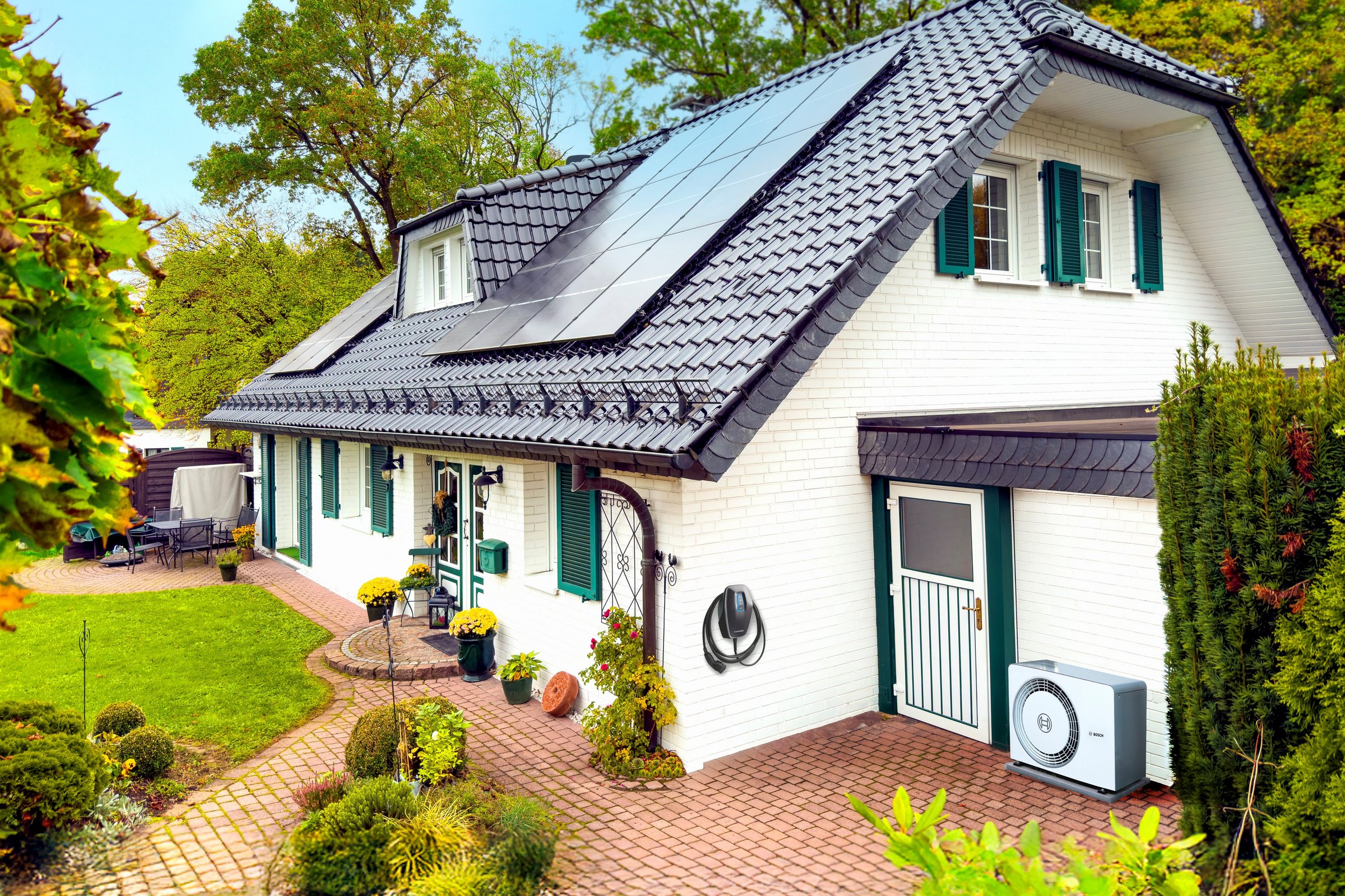 Haus mit PV-Anlage, Wallbox und Wärmepumpe