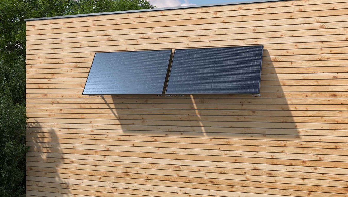 Ein Balkonkraftwerk von Yuma installiert an einer Garage