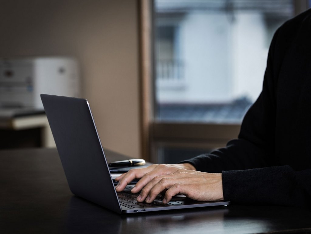 Imagebild: Frau schreibt am Laptop