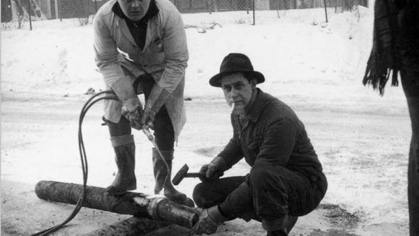 Schwarz-weiß Foto einer Baustelle