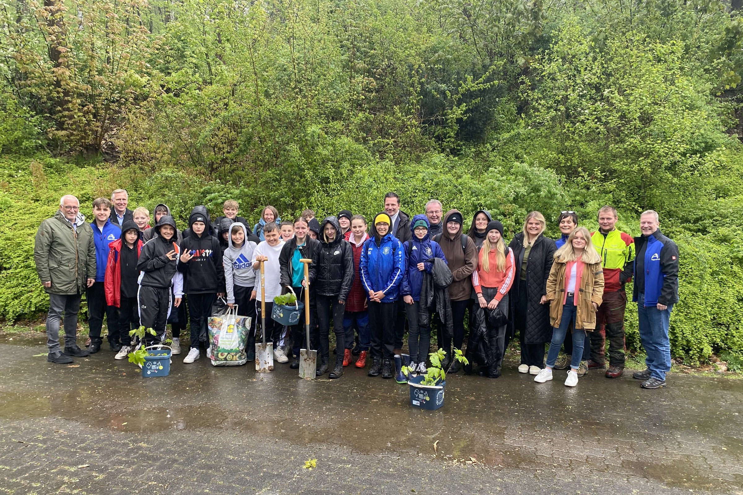 Aufforstungsaktion einer Schülergruppe und der AggerEnergie an der Wiehltalsperre