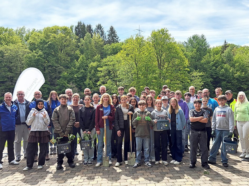 Gruppenbild Baumpflanzaktion mit der Gesamtschule Reichshof