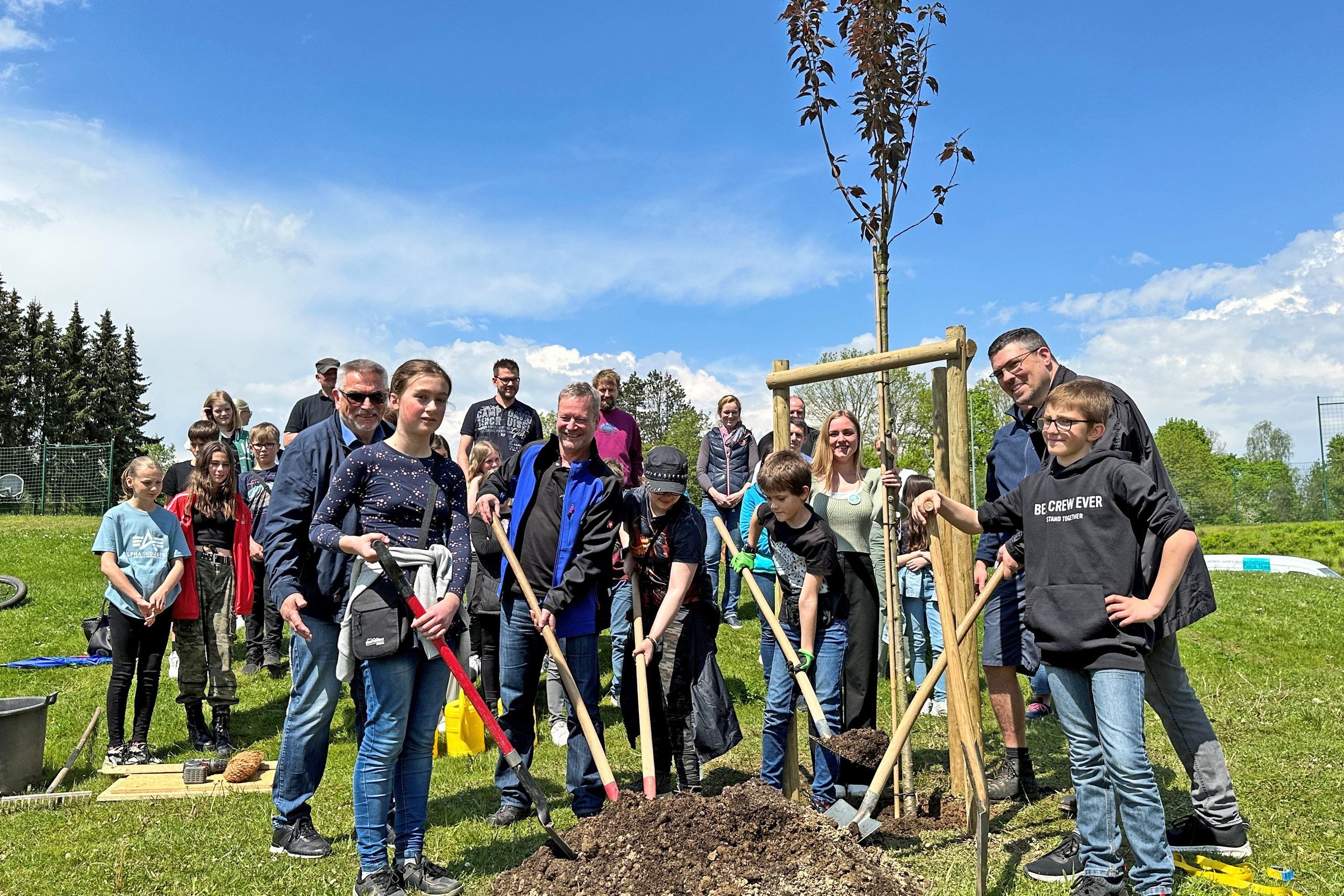 Schüler einer Morsbacher Schule pflanzen einen Baum