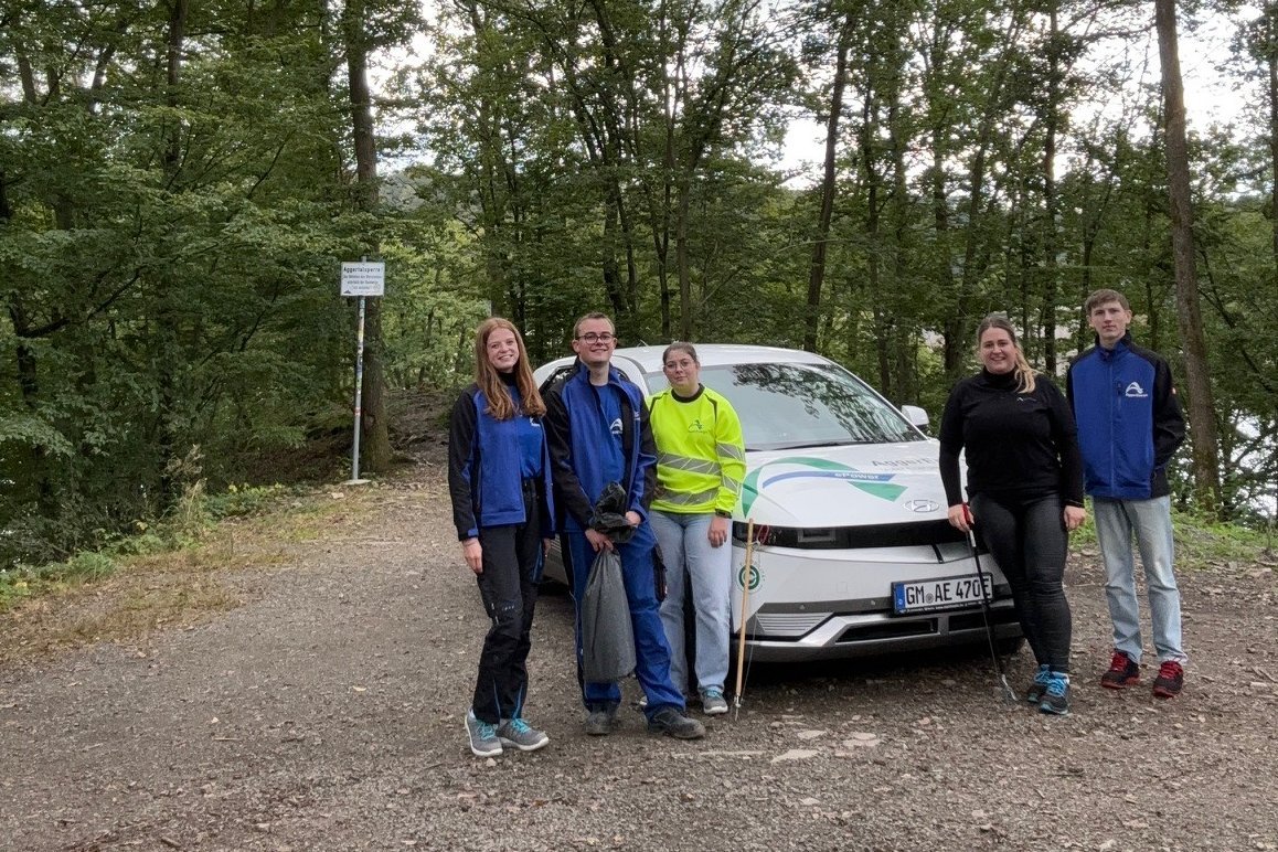 Azubis stehen vor unserem E-Auto beim Azubi Social Day