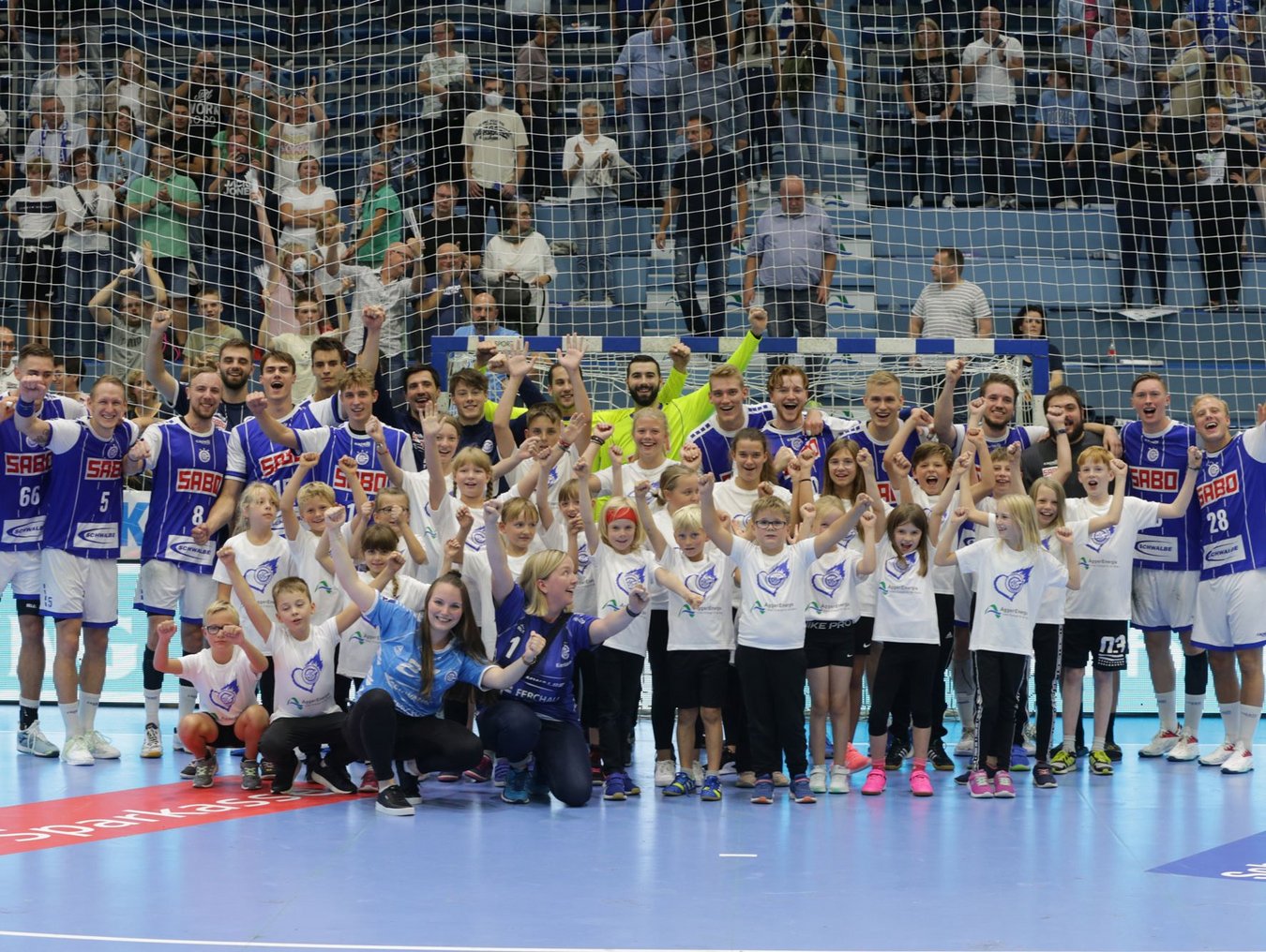 Einlaufkinder mit den Spielern des VfL Gummersbach in der Schwalbearena