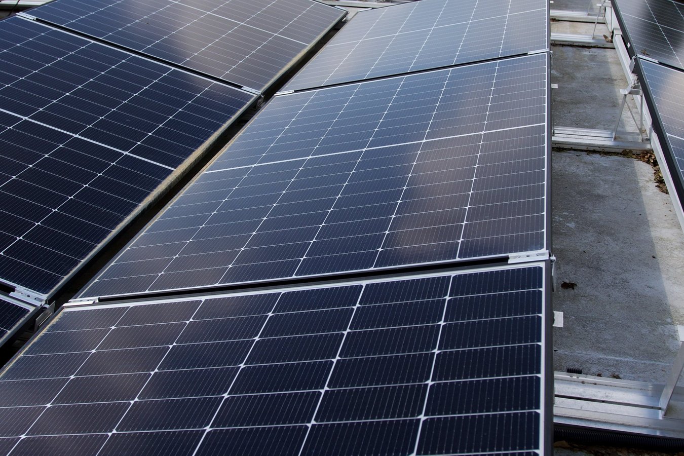 Die Dachinstallation einer PV-Anlage