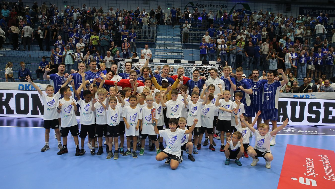 Einlaufkinder mit den Spielern des VfL Gummersbach