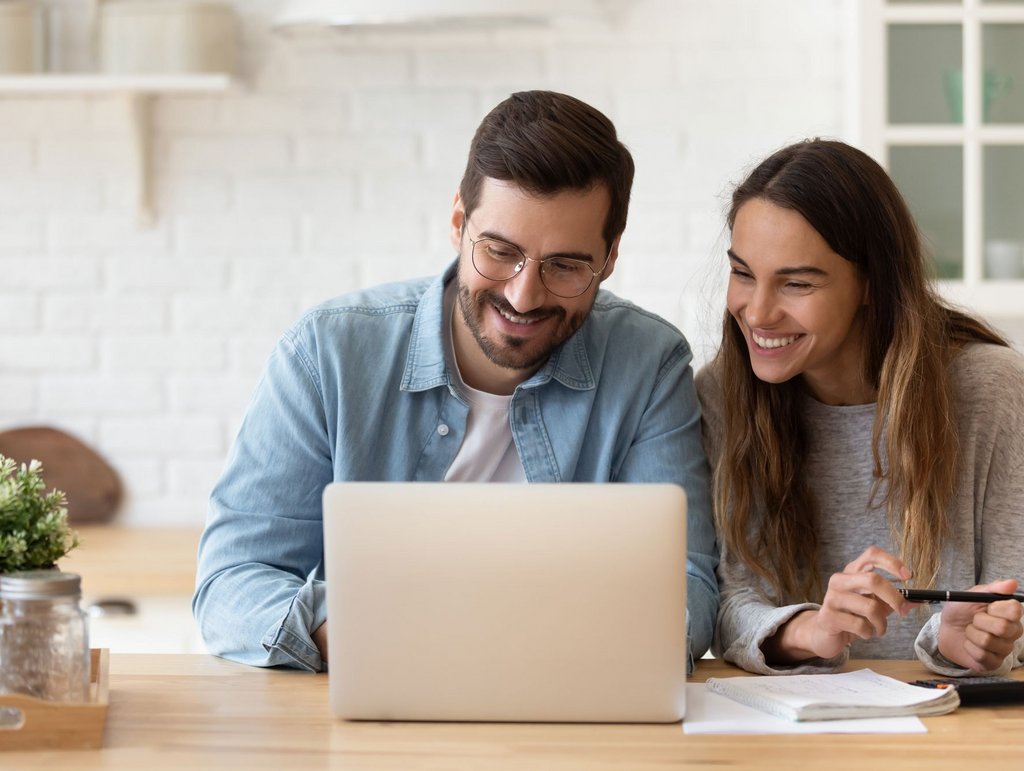 Mann und Frau am Laptop