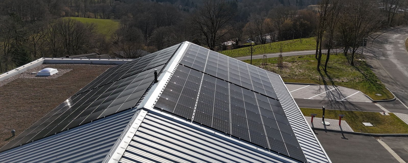 Blick auf die PV-Dachanlage des Feuerwehrhauses in Wiehl/Bomig