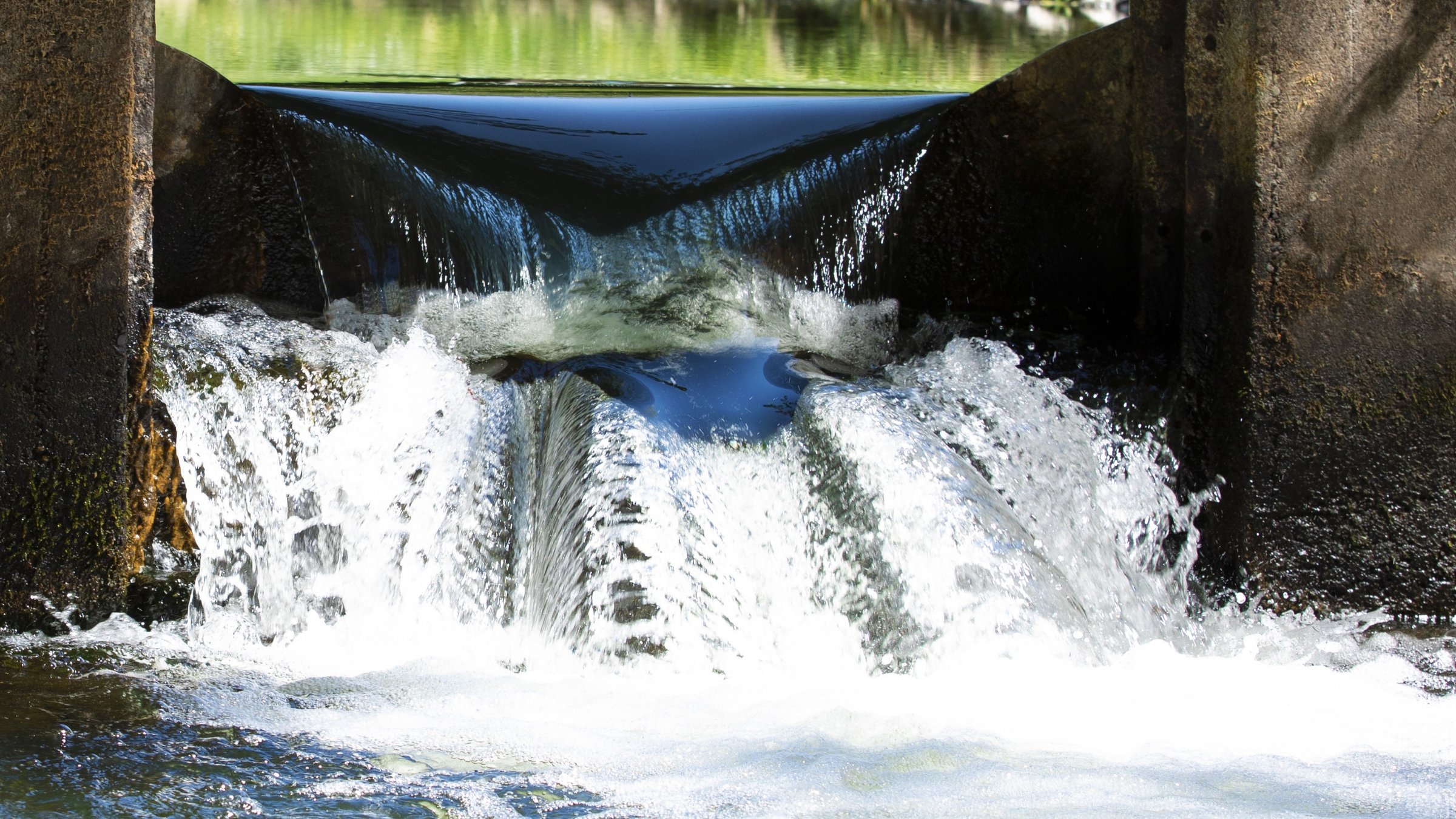 kleiner Wasserfall am Wasserkraftwerk