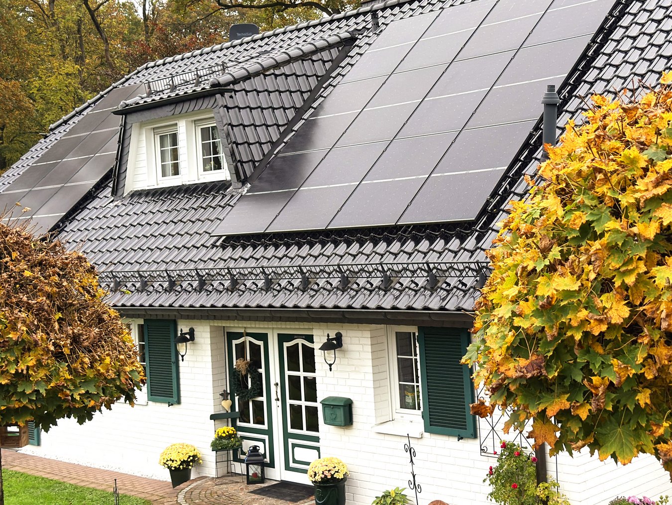 Pv-Anlage auf dem Dach eines Hauses