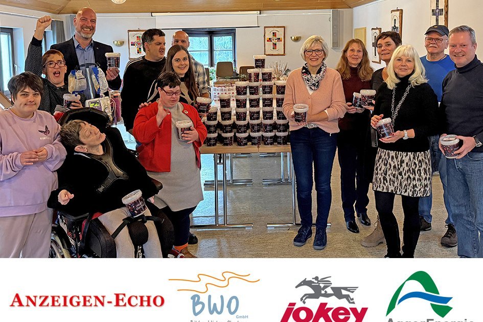 Überreichen der Plätzchen-Spenden von "Backen für die Tafel"