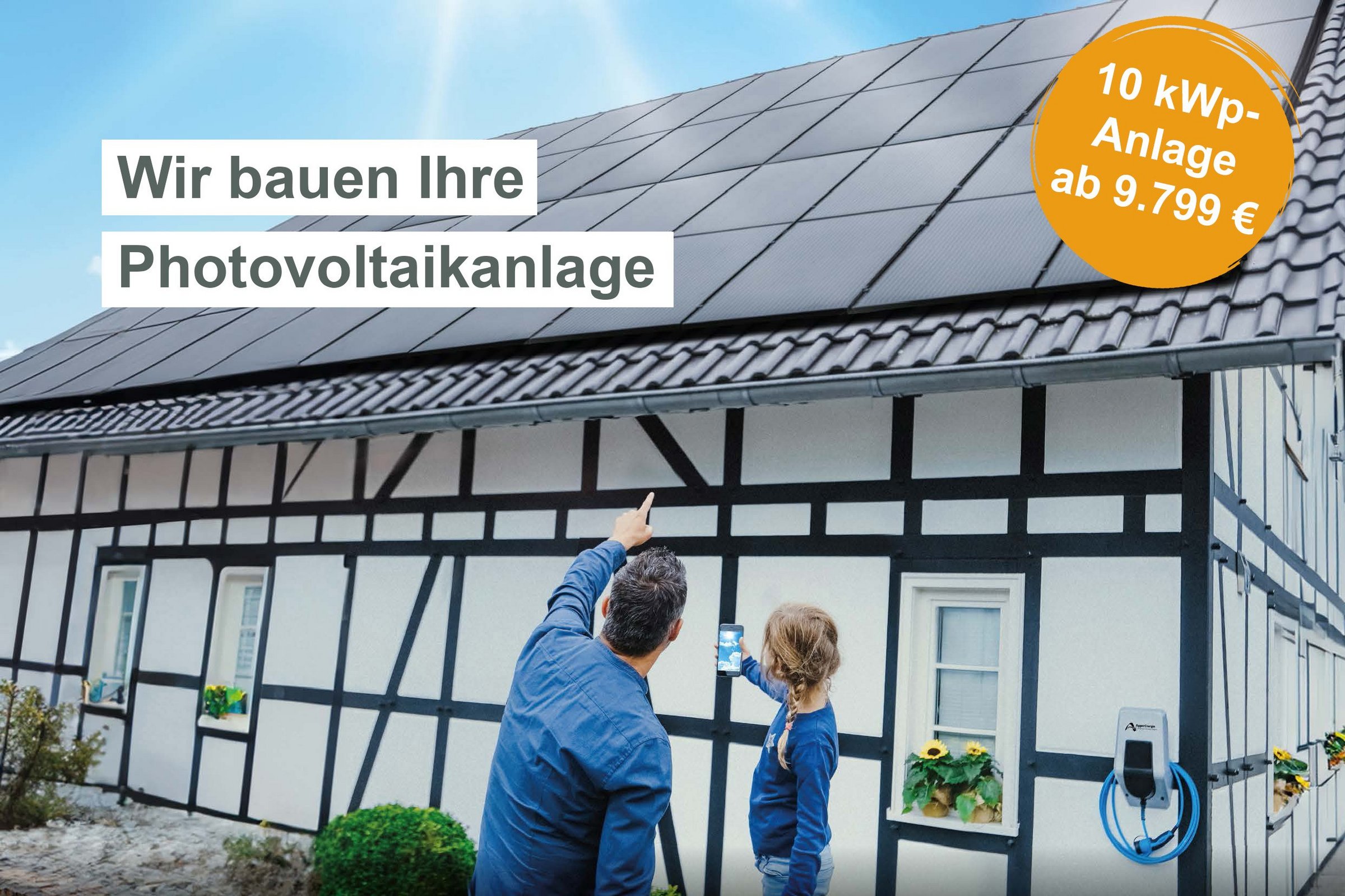 Ein Vater steht mit seiner Tochter vor deren Haus und zeigt auf die PV-Dachanlage