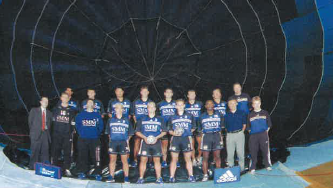 Die Mannschaft des VfL von 1983 vor einem Heißluftballon