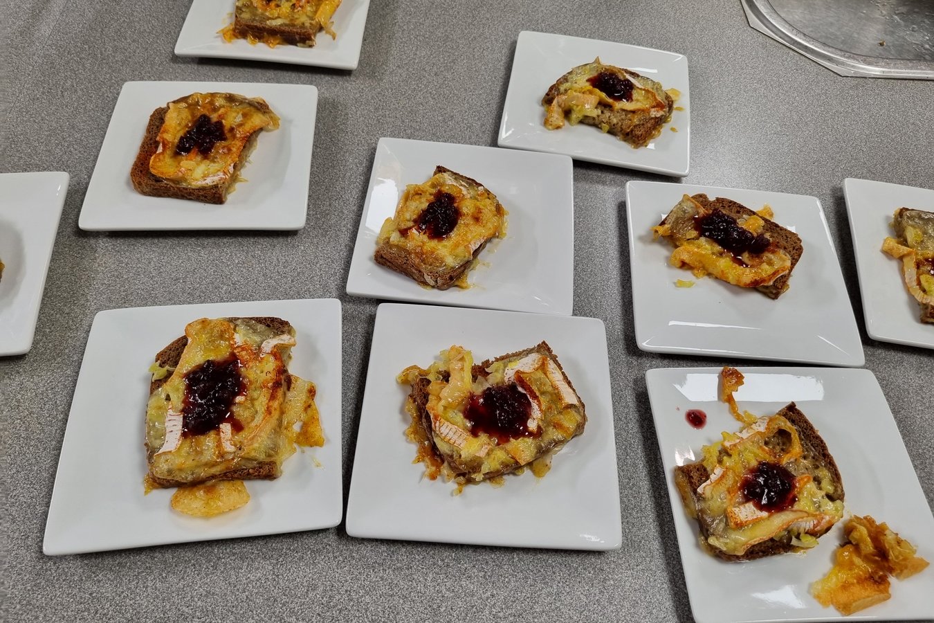 Bergische Häppchen aus Brot- und Gemüse