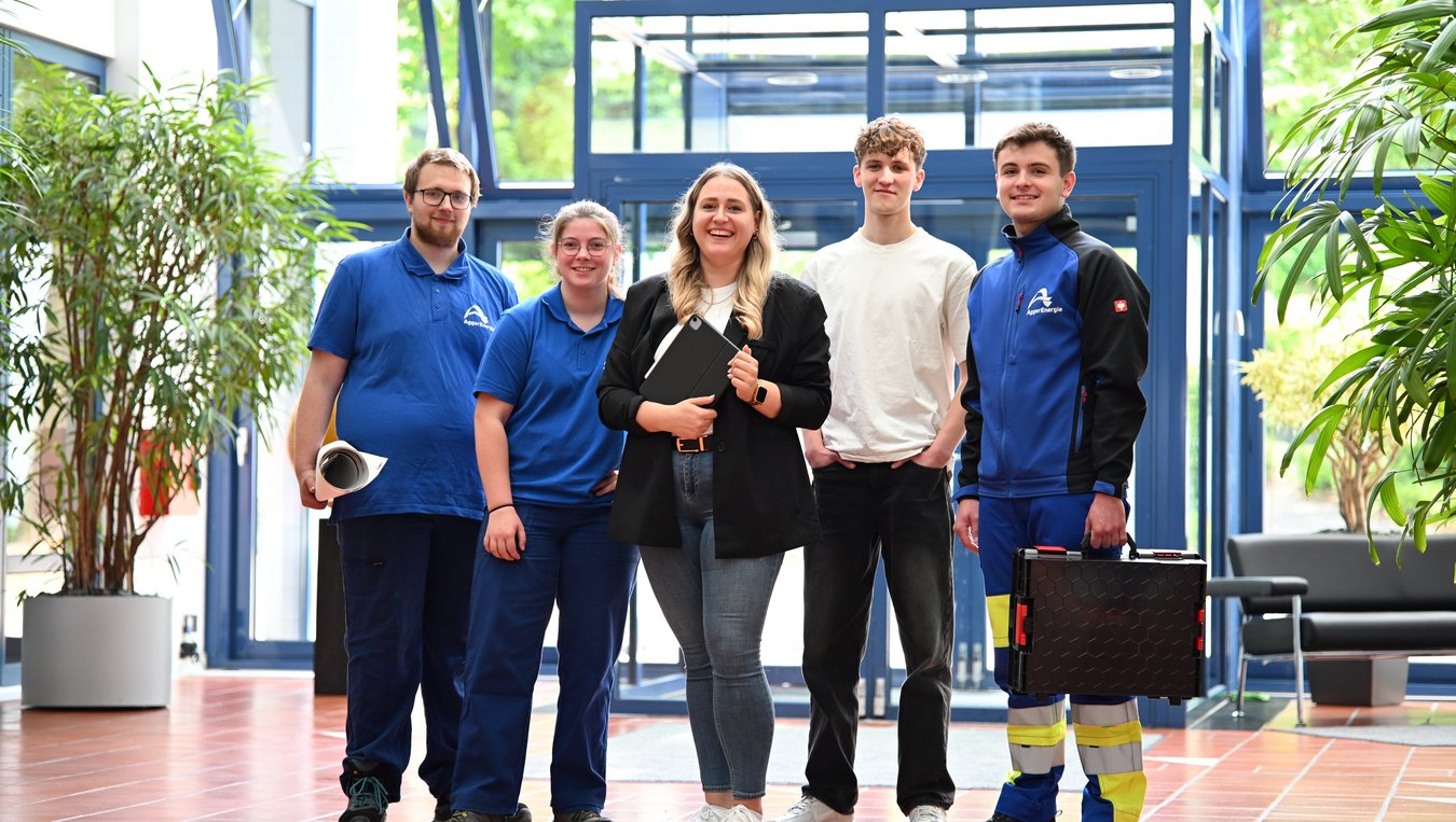 Fünf Auszubildende lächeln in die Kamera