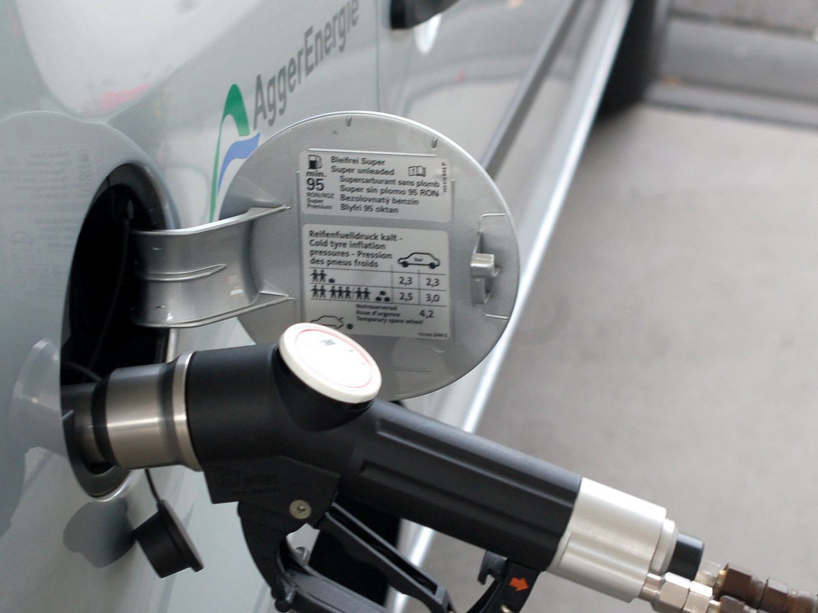 Auto mit geöffnetem Tankdeckel