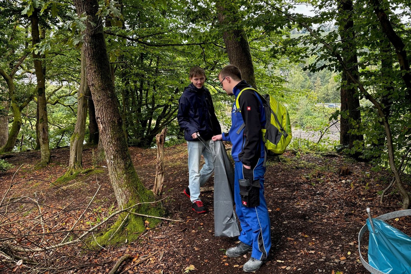 Azubis sammeln Müll ein beim Azubi Social Day
