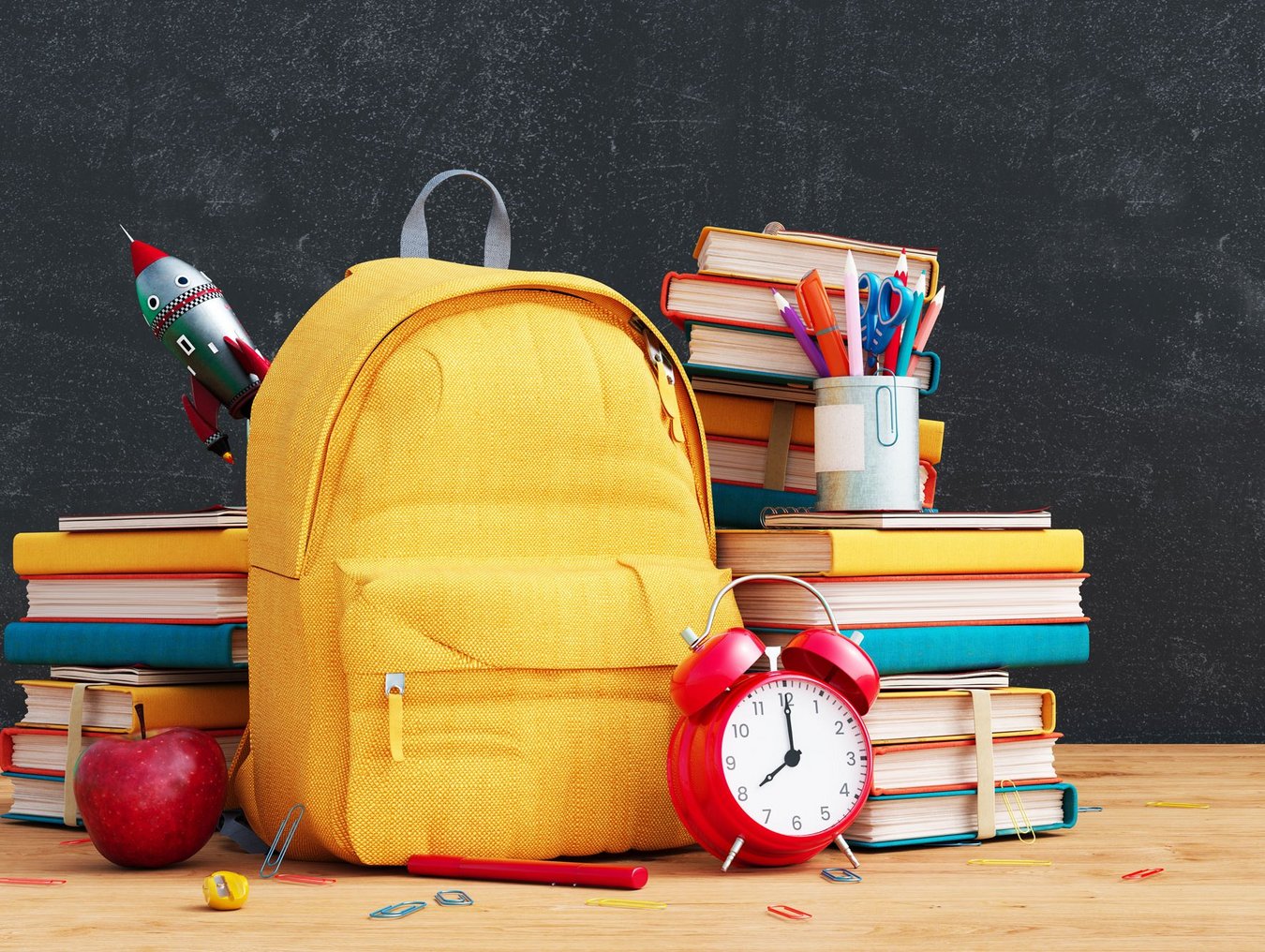 Schulrucksack und Bücherstapel