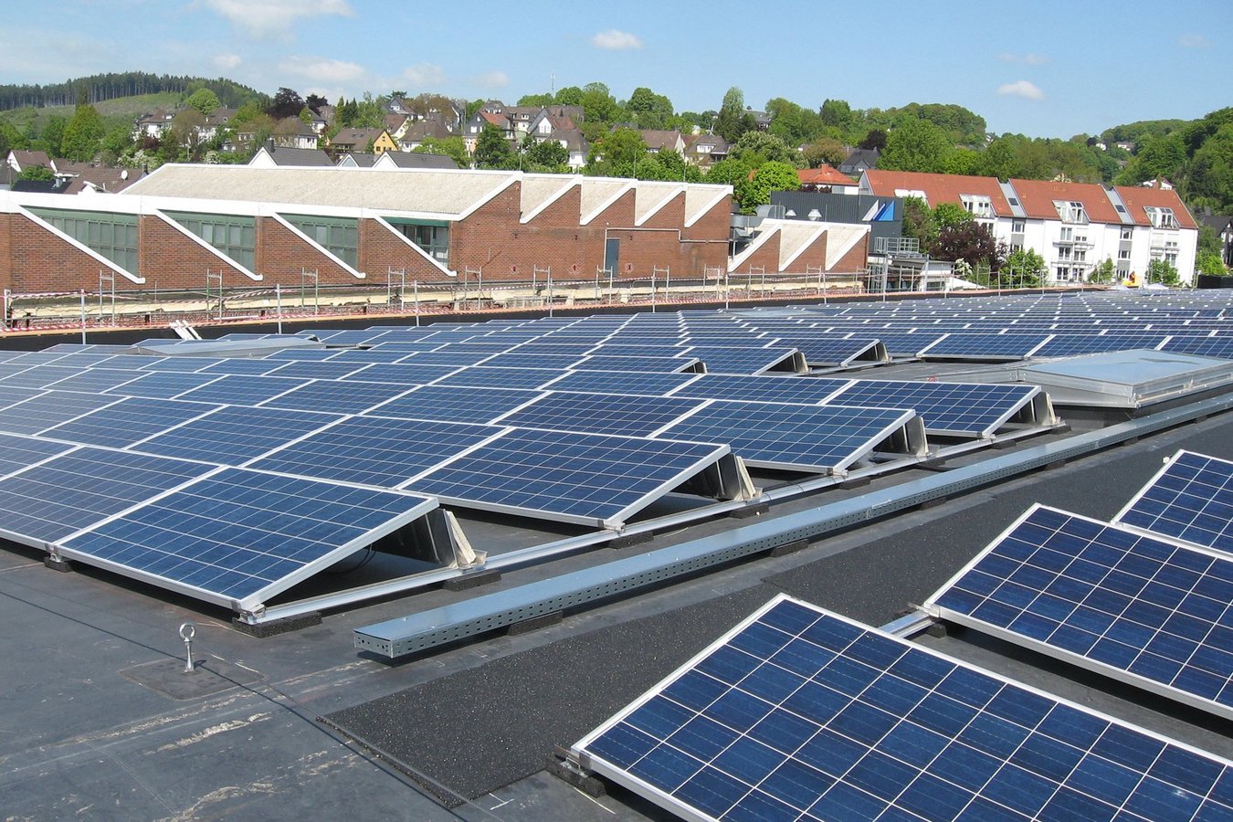 Solaranlage auf dem Dach der Schwalbe Arena