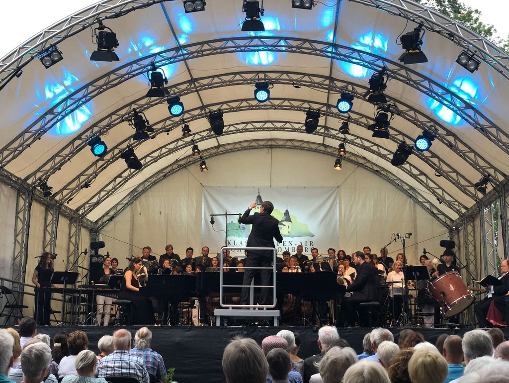 Ein Orchester auf einer Bühne bei einem Open Air Konzert