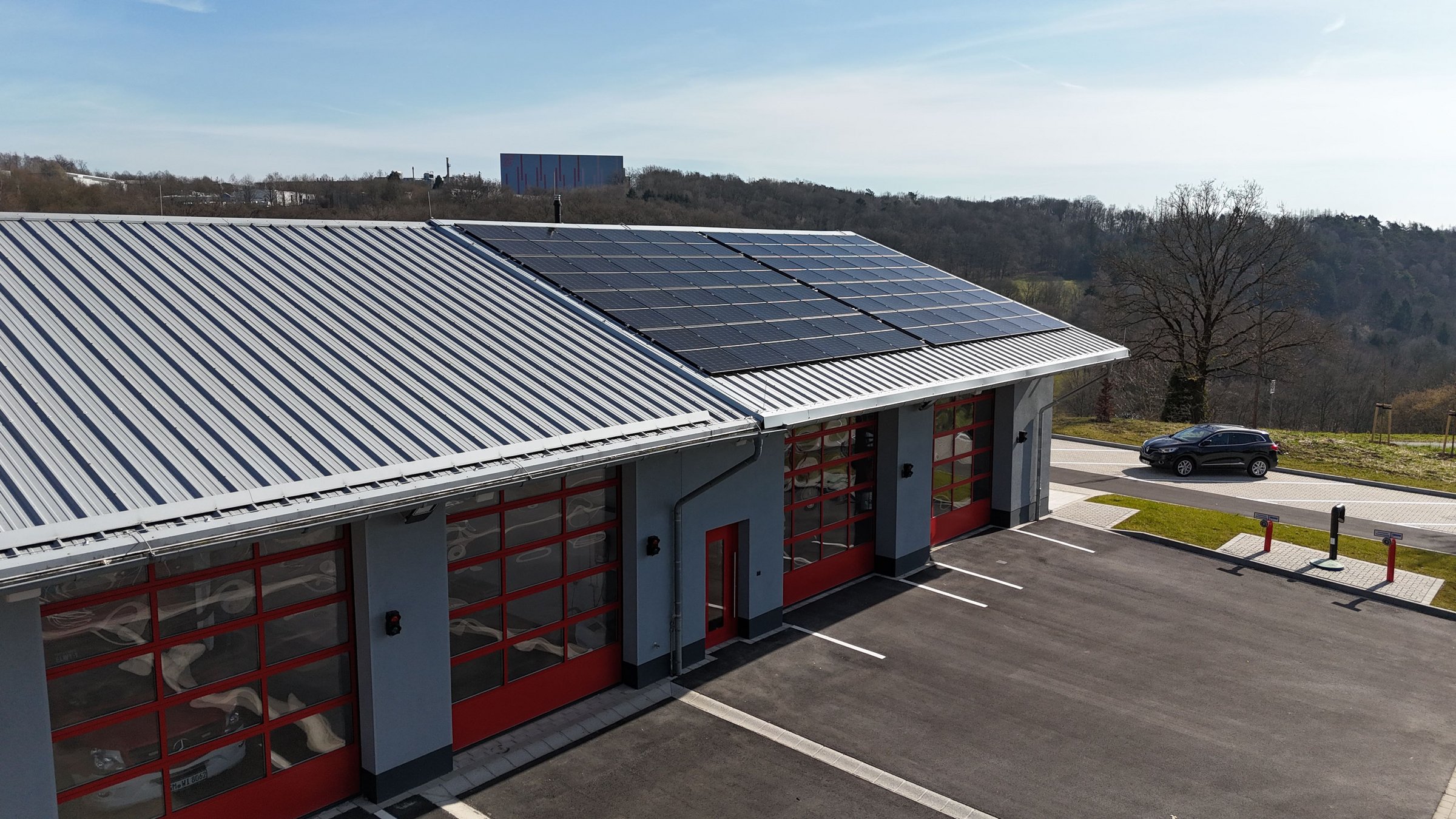 PV-Anlage auf dem Dach des Feuerwehrhauses in Bomig